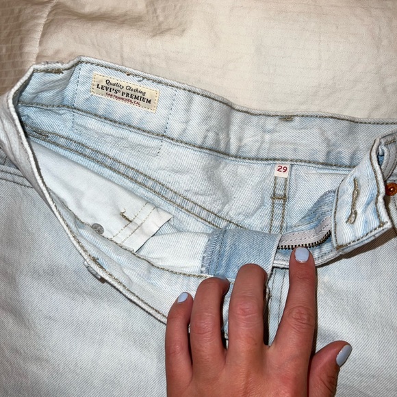 LEVI DENIM SHORTS!! SIZE 29 - runs a little small - Picture 4 of 4